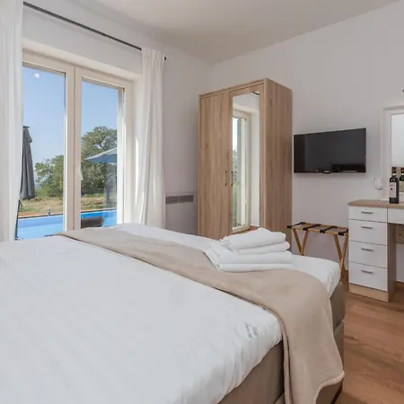 Tolles In Deklici Mit Privatem Pool By Interhome Casa vacanze