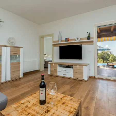 Tolles In Deklici Mit Privatem Pool By Interhome * Kaštelir